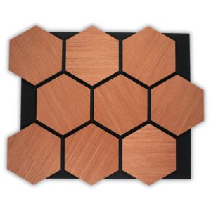 Panneaux Acoustiques Hexagon Collection en bois acajou sur feutre noir par Elaustore, design scandinave, pour maisons, bureaux et espaces publics, alliant esthétique et performance acoustique.