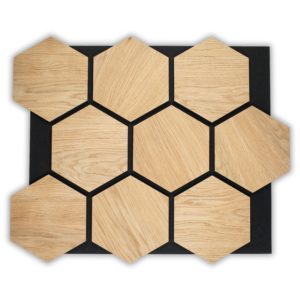 Panneaux Acoustiques Hexagon Collection en Bois chêne MDF marron sur feutre noir par Elaustore, design scandinave, pour maisons, bureaux et espaces publics, alliant esthétique et performance acoustique.