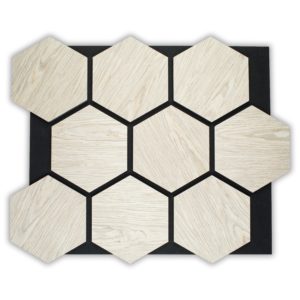 Panneaux Acoustiques Hexagon Collection en Bois chêne de Sibérie sur feutre noir par Elaustore, design scandinave, pour maisons, bureaux et espaces publics, alliant esthétique et performance acoustique.
