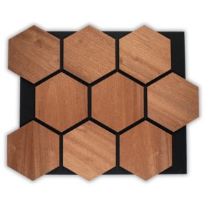Panneau Hexagon Bois de Sapelli sur feutre noir