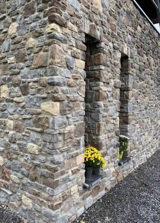 Bâtiment avec revêtement mural en pierre reconstituée RASTONE PIETRAECO – Orpa Matériaux Ecotra Parement