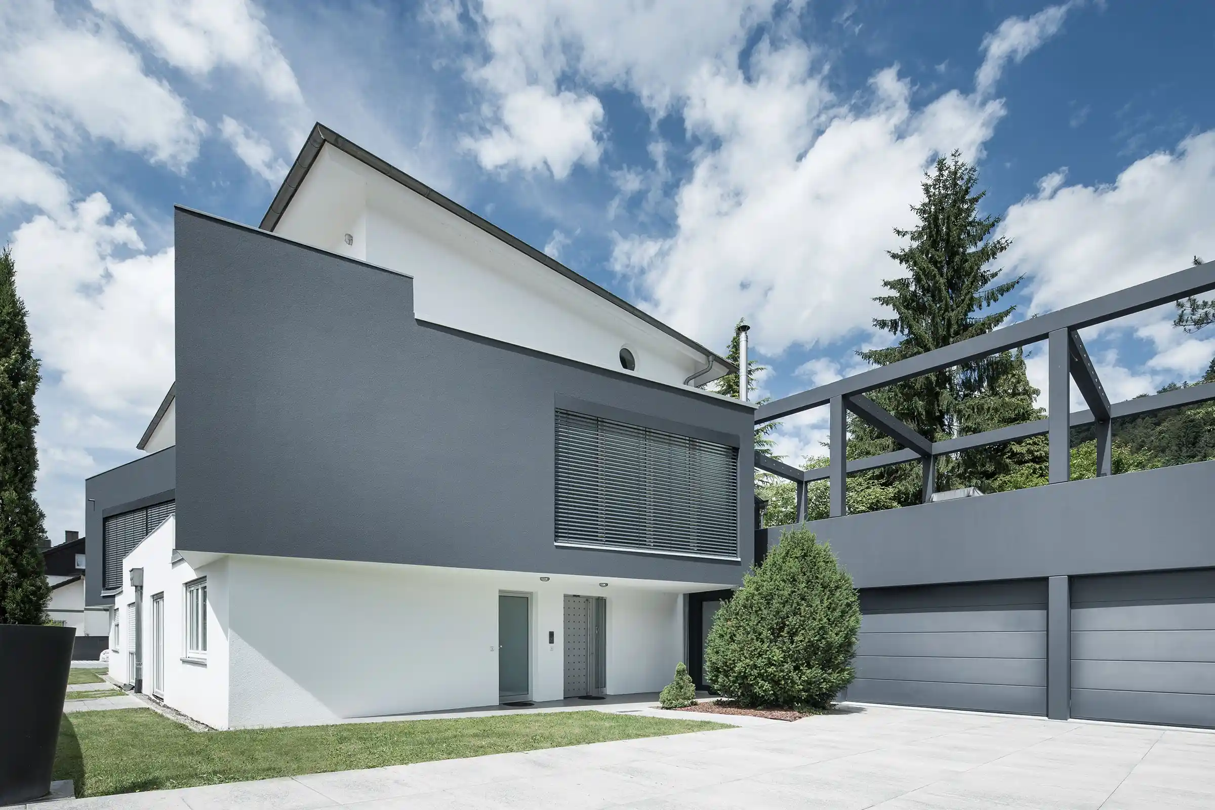 Villa moderne avec revêtement de façade en crépi deux tons BAUMIT – Notre Expertise Orpa Matériaux Ecotra Parement