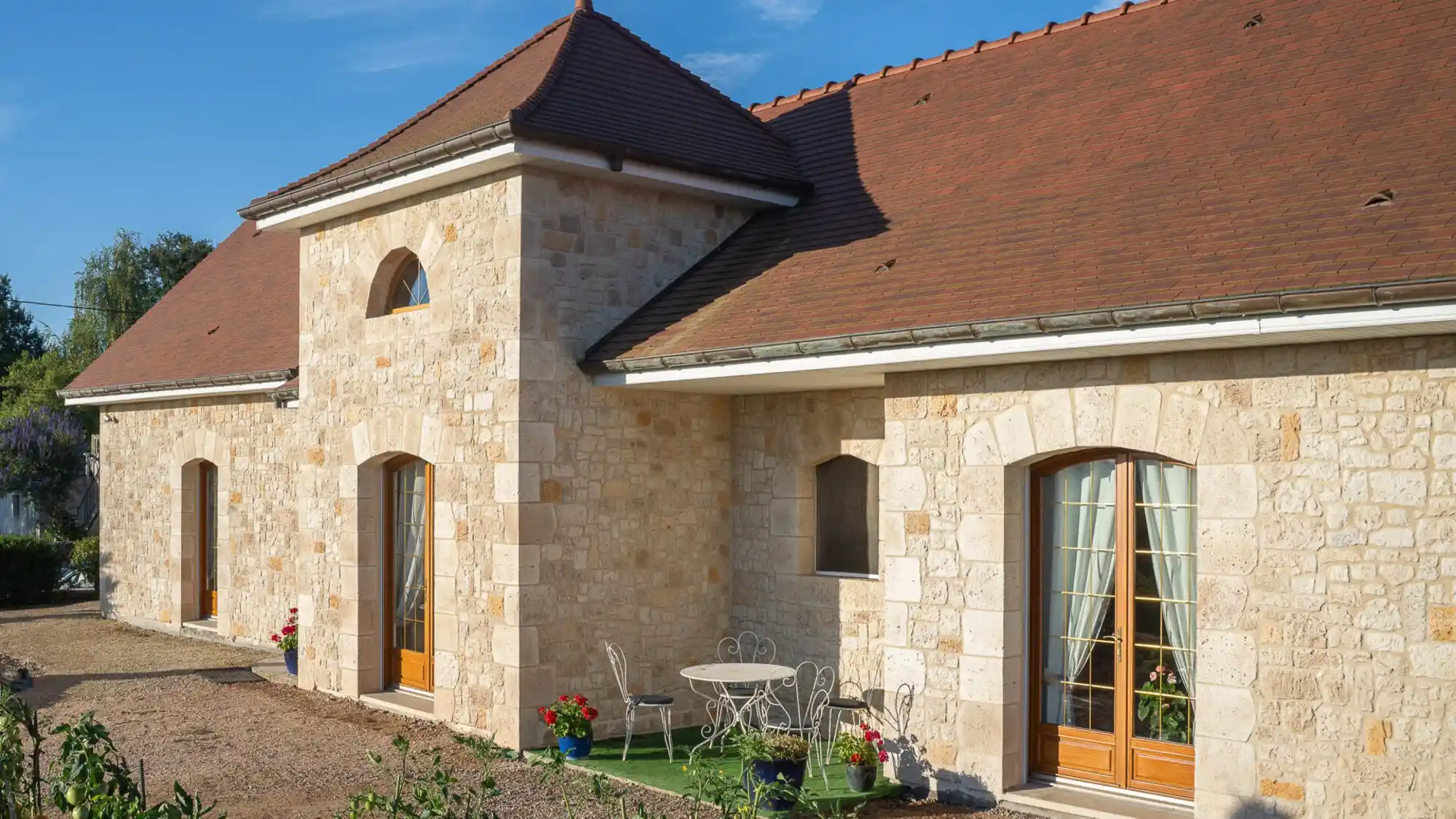 Villa contemporaine avec revêtements muraux en pierre reconstituée Manoir ORSOL – Notre Expertise Orpa Matériaux Ecotra Parement